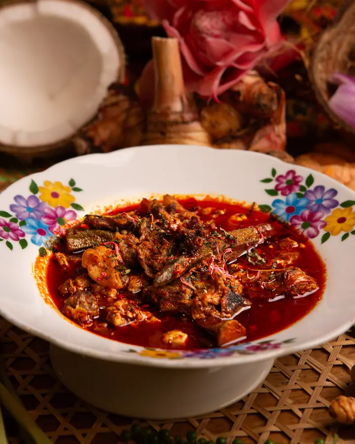 Asam pedas daging tetel dalam kuah merah pekat, dalam pinggan bercorak bunga