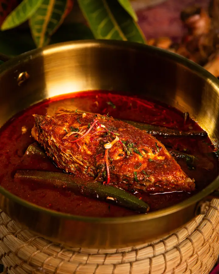 Asam pedas isi ikan jenahak dengan bendi dalam kuah merah pekat, dalam kuali tembaga