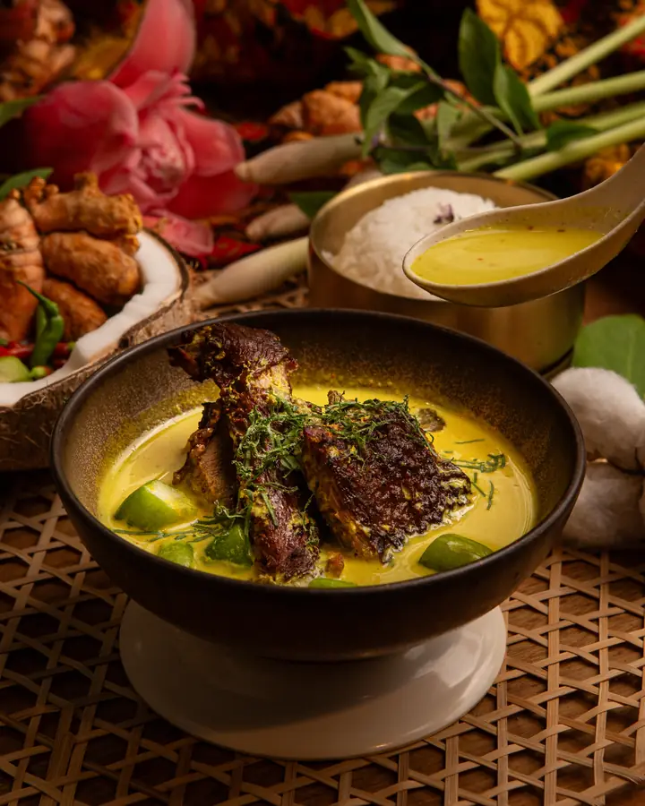 Gulai lemak cili api itik salai, potongan itik salai dalam kuah santan kuning bersama terung pipit