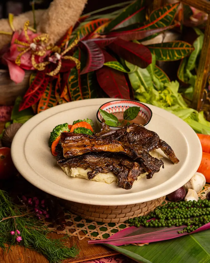 Lamb chop dipanggang di atas kentang lecek dengan sayur