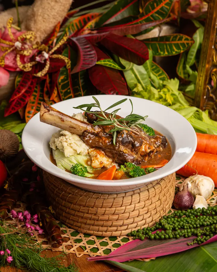 Lamb shank berkuah dengan kentang lecek, kubis bunga dan brokoli