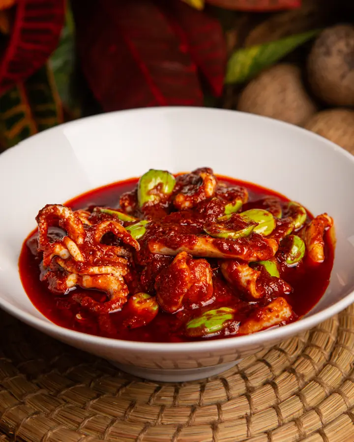 Sambal tumis petai sotong, sotong dan petai dalam sambal merah berkilat
