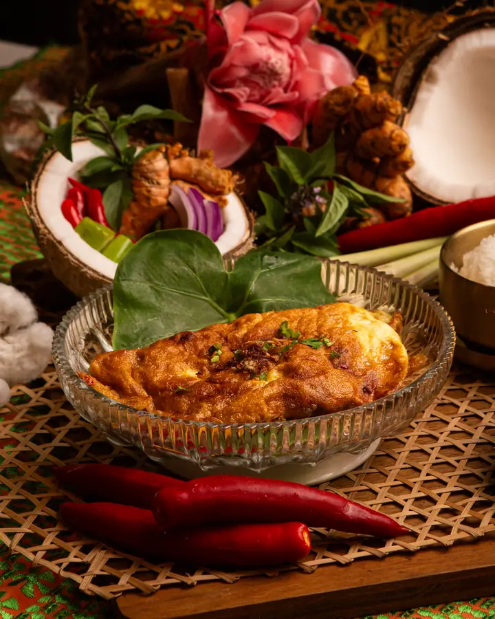 Telur dadar keemasan dalam mangkuk kaca